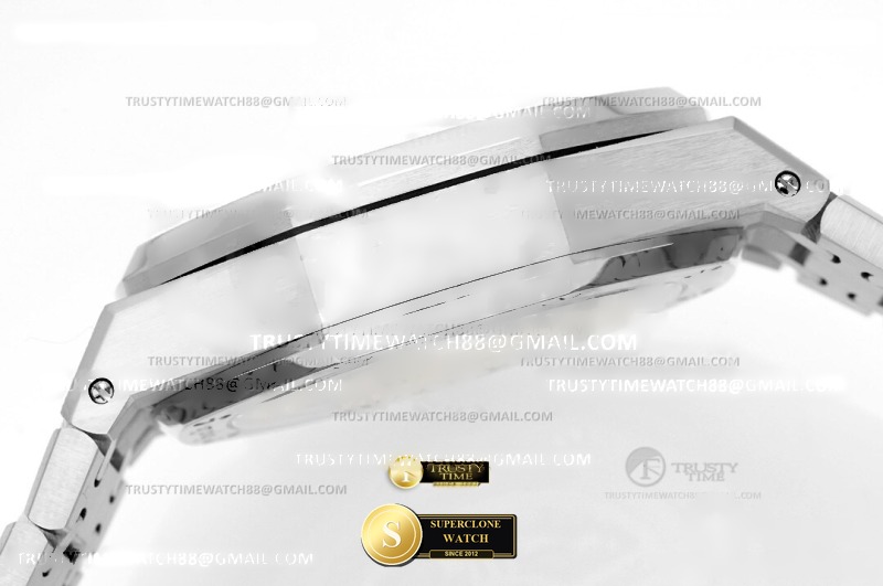 Audemars Piguet Ref. 26240 APSF - On-Wrist Presence & Case Thickness View (Photo 7 of 9)