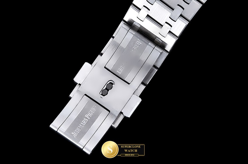 Audemars Piguet Ref. 26240 DDF - On-Wrist Presence & Case Thickness View (Photo 13 of 24)