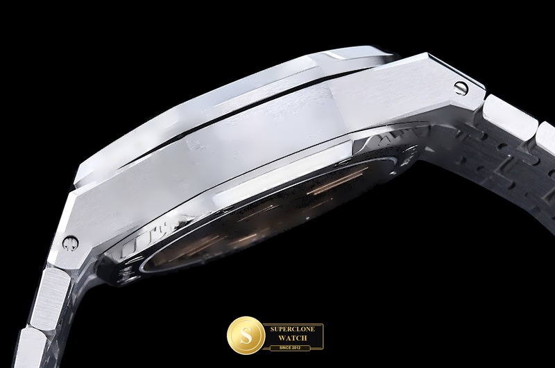 Audemars Piguet Ref. 26240 APSF - On-Wrist Presence & Case Thickness View (Photo 15 of 23)
