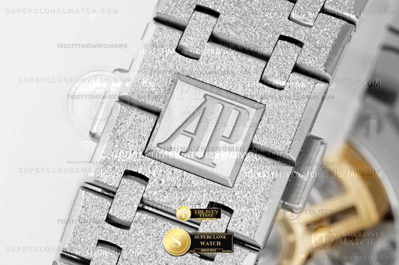 Audemars Piguet Ref. 26240 APSF - Lateral Bezel & Sapphire Crystal Profile (Photo 6 of 16)