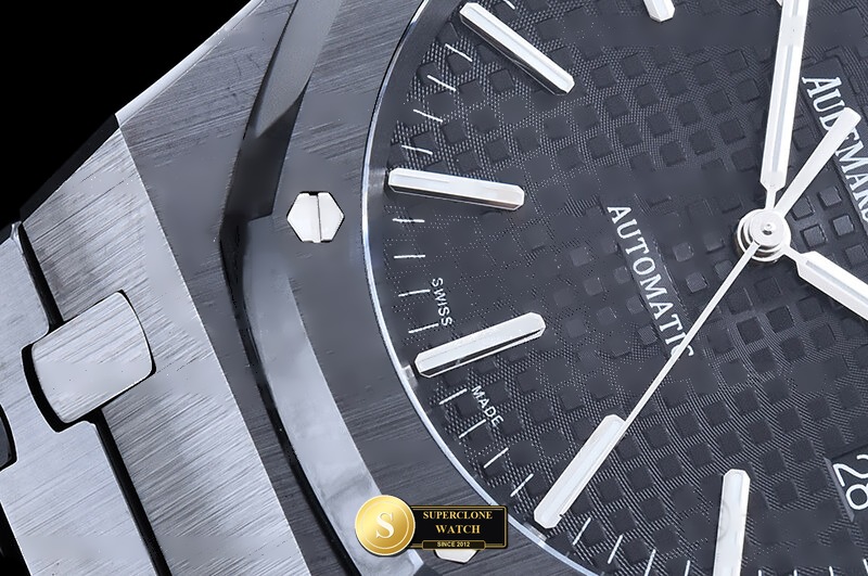 Audemars Piguet Ref. 15400 THB - On-Wrist Presence & Case Thickness View (Photo 7 of 25)