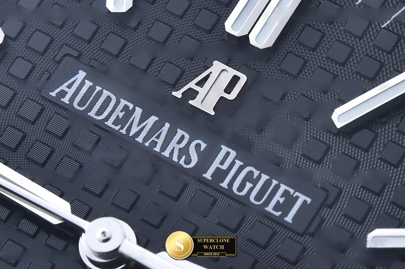 Audemars Piguet Ref. 15400 THB - Crown Guard & Dial Lume Verification (Photo 8 of 25)