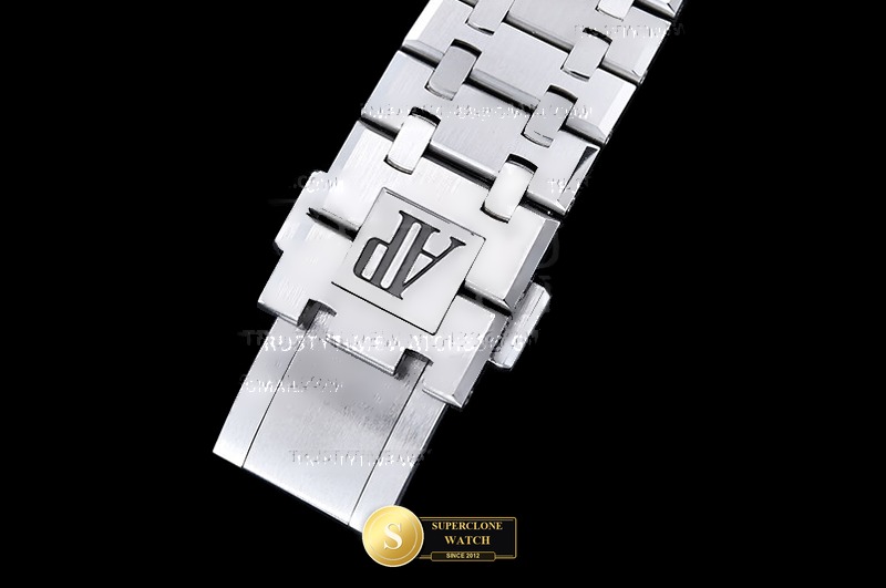 Audemars Piguet Ref. 15510 DDF - On-Wrist Presence & Case Thickness View (Photo 11 of 27)