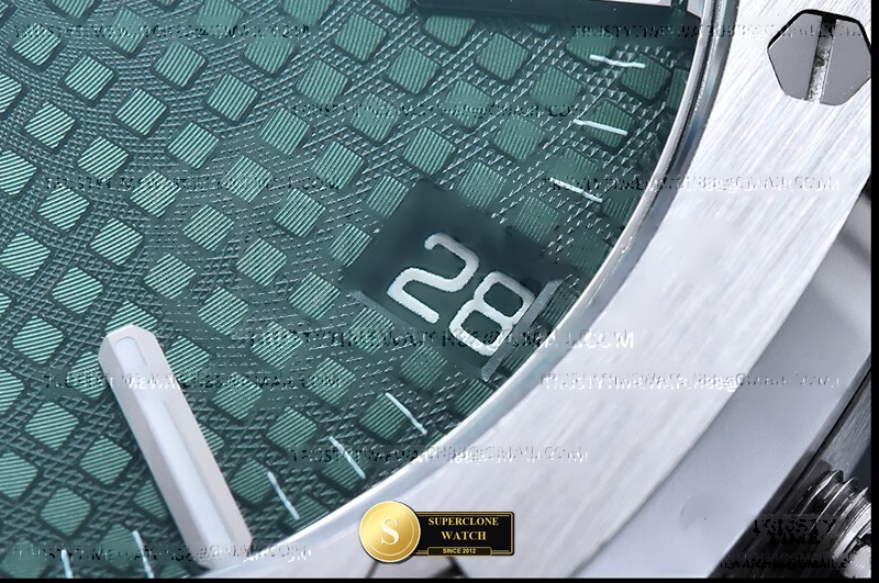 Audemars Piguet Ref. 15510 DDF - Crown Guard & Dial Lume Verification (Photo 8 of 27)