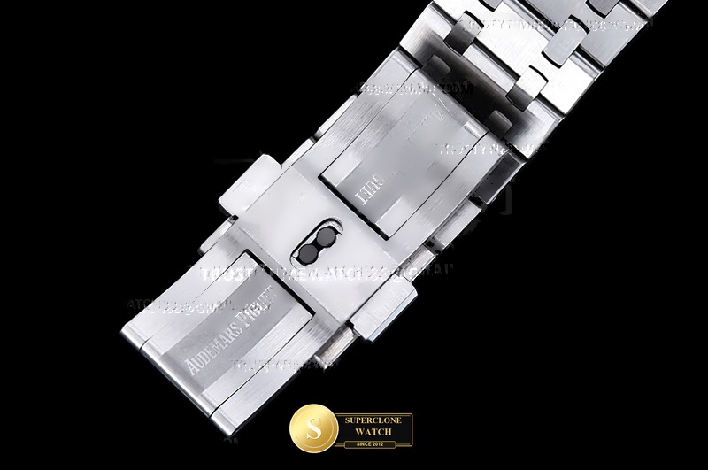 Audemars Piguet Ref. 15510 DDF - On-Wrist Presence & Case Thickness View (Photo 13 of 27)