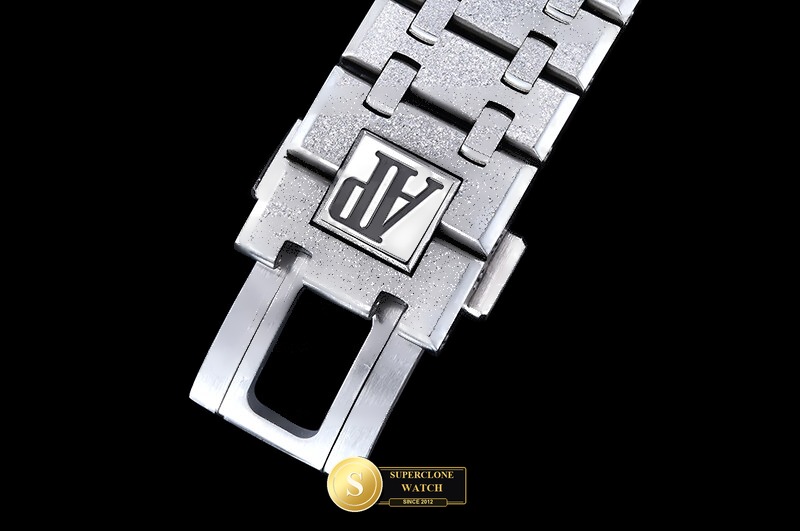 Audemars Piguet Ref. AP0949B APSF - On-Wrist Presence & Case Thickness View (Photo 11 of 27)