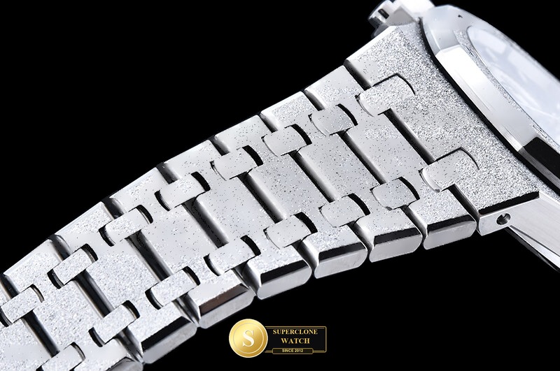 Audemars Piguet Ref. AP0949B APSF - On-Wrist Presence & Case Thickness View (Photo 13 of 27)