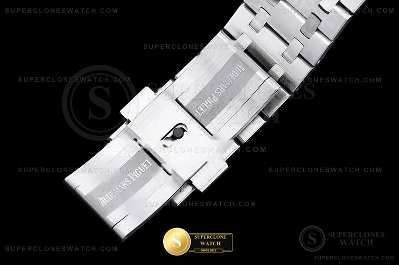 Audemars Piguet Ref. 26240 DDF - On-Wrist Presence & Case Thickness View (Photo 13 of 27)
