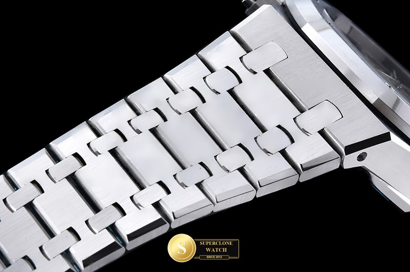 Audemars Piguet Ref. 26240 TOP - On-Wrist Presence & Case Thickness View (Photo 13 of 26)