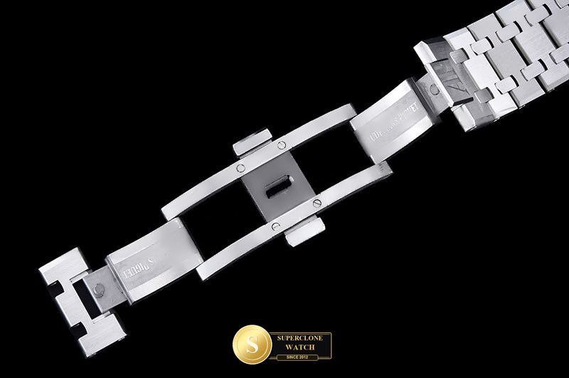 Audemars Piguet Ref. 26240 TOP - On-Wrist Presence & Case Thickness View (Photo 11 of 26)