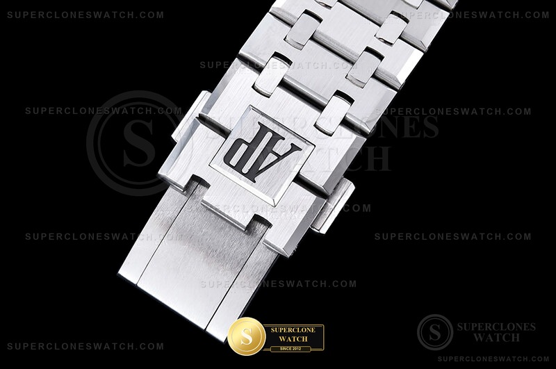Audemars Piguet Ref. 15510 TOP - On-Wrist Presence & Case Thickness View (Photo 11 of 29)