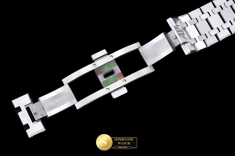 Audemars Piguet Ref. 26240 ZF - On-Wrist Presence & Case Thickness View (Photo 11 of 28)
