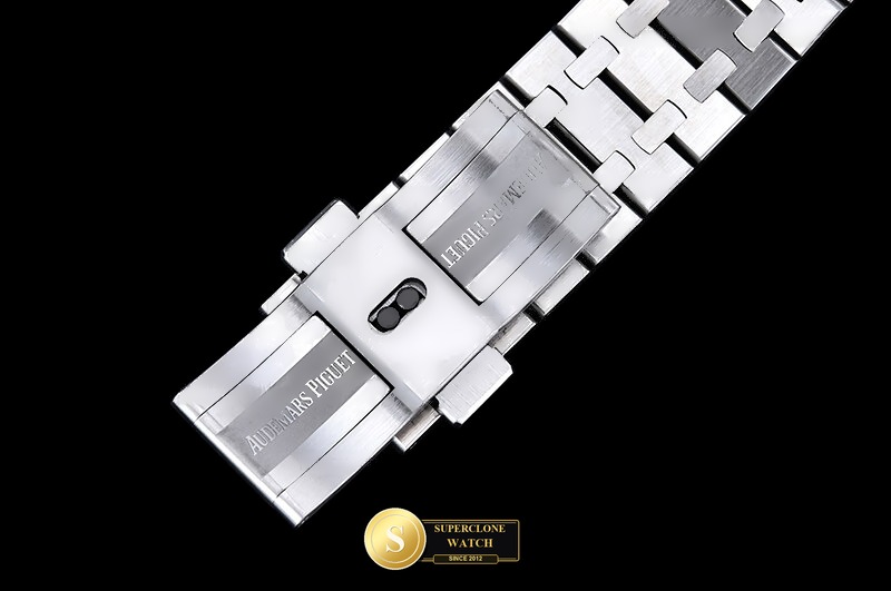 Audemars Piguet Ref. 26240 ZF - On-Wrist Presence & Case Thickness View (Photo 13 of 28)