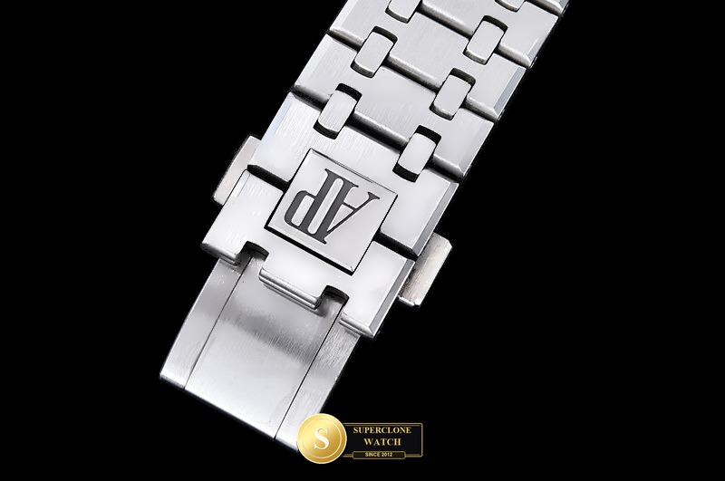 Audemars Piguet Ref. 15500 OCTA - On-Wrist Presence & Case Thickness View (Photo 11 of 29)