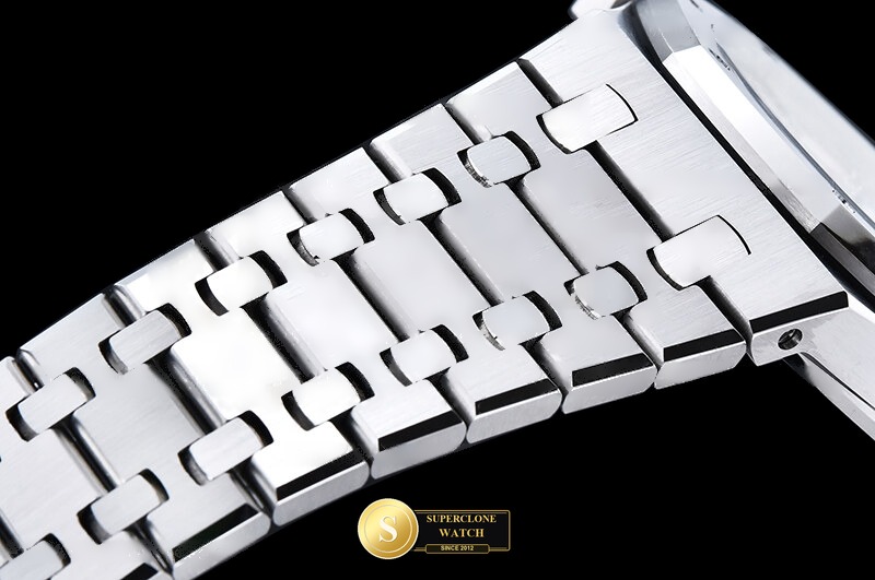 Audemars Piguet Ref. 15500 OCTA - On-Wrist Presence & Case Thickness View (Photo 15 of 29)