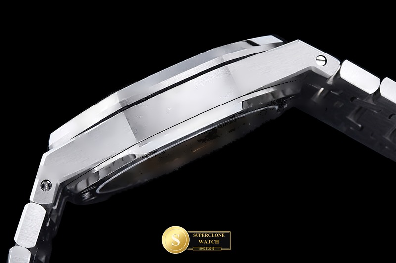 Audemars Piguet Ref. 15500 OCTA - On-Wrist Presence & Case Thickness View (Photo 17 of 29)