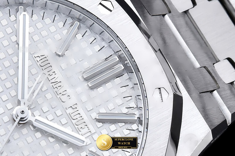Audemars Piguet Ref. 15510 OCTA - Lateral Bezel & Sapphire Crystal Profile (Photo 6 of 23)
