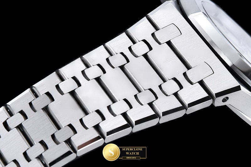 Audemars Piguet Ref. 15510 OCTA - On-Wrist Presence & Case Thickness View (Photo 11 of 23)