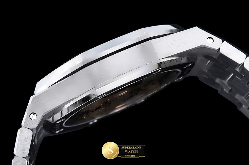 Audemars Piguet Ref. 15510 OCTA - On-Wrist Presence & Case Thickness View (Photo 13 of 23)