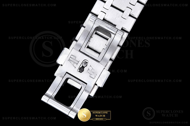 Audemars Piguet Ref. 26240 DDF - On-Wrist Presence & Case Thickness View (Photo 13 of 27)