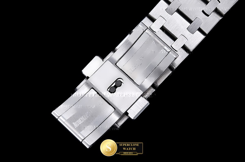 Audemars Piguet Ref. AP0867C ASIAN - On-Wrist Presence & Case Thickness View (Photo 13 of 24)