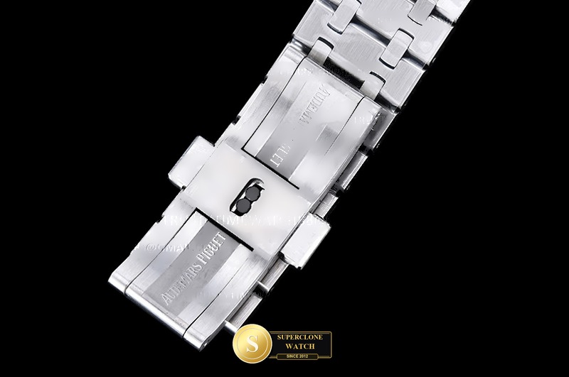 Audemars Piguet Ref. AP0870 ZF - On-Wrist Presence & Case Thickness View (Photo 13 of 25)
