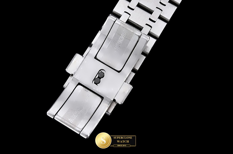 Audemars Piguet Ref. AP0879B ASIAN - On-Wrist Presence & Case Thickness View (Photo 13 of 23)