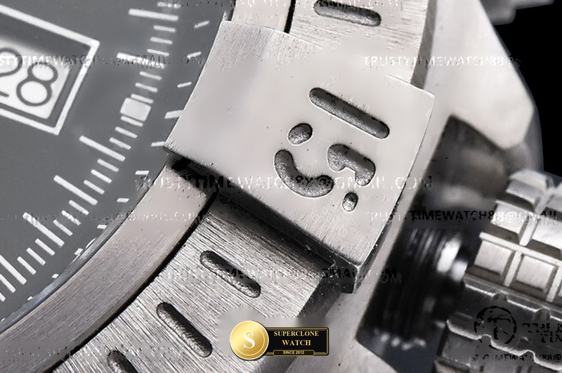 Breitling Ref. BSW0529C ASIAN - On-Wrist Presence & Case Thickness View (Photo 11 of 23)
