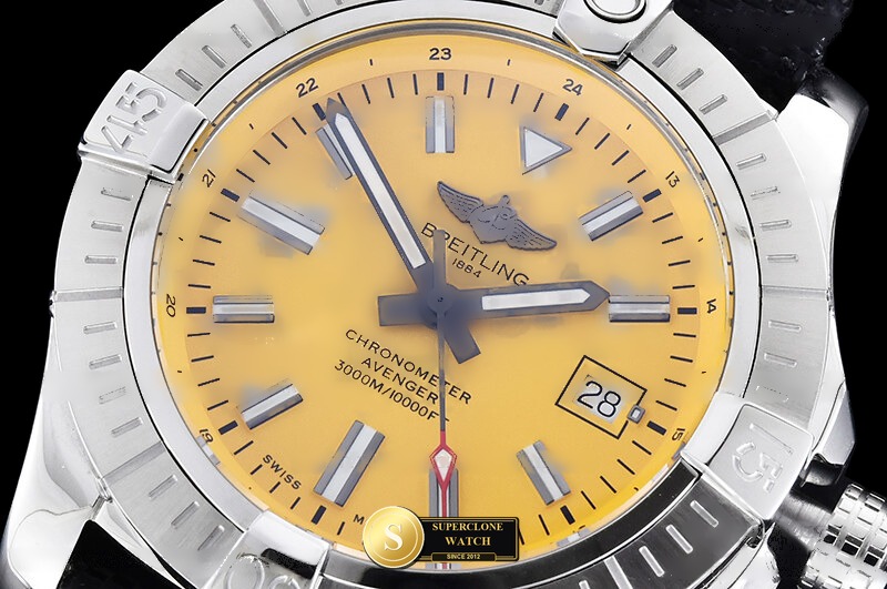 Breitling Ref. BSW0535B TF - Lug-to-Lug & Rehaut Engraving View (Photo 5 of 23)