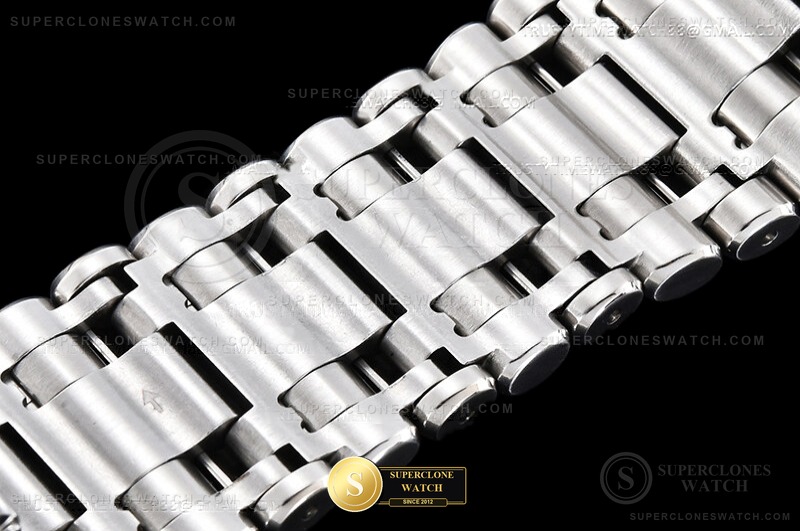 Breitling Ref. BSW0542B TF - On-Wrist Presence & Case Thickness View (Photo 15 of 24)