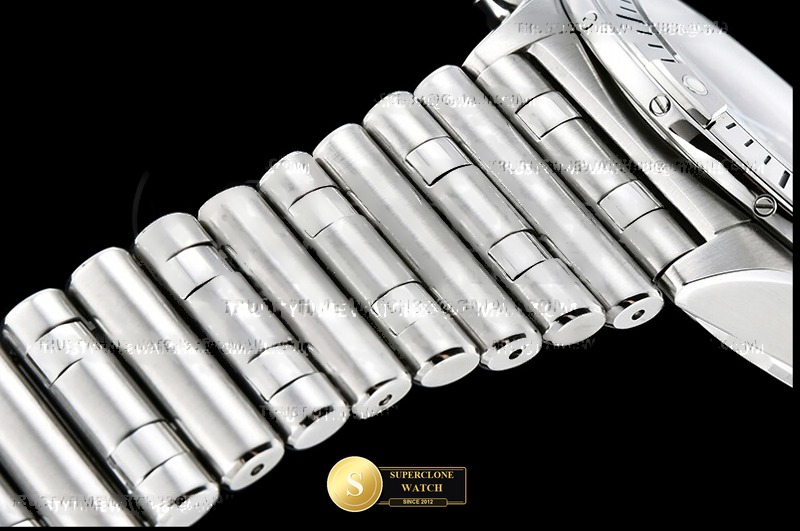 Breitling Ref. BSW0542E TF - On-Wrist Presence & Case Thickness View (Photo 11 of 24)