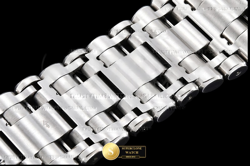 Breitling Ref. BSW0542E TF - On-Wrist Presence & Case Thickness View (Photo 15 of 24)