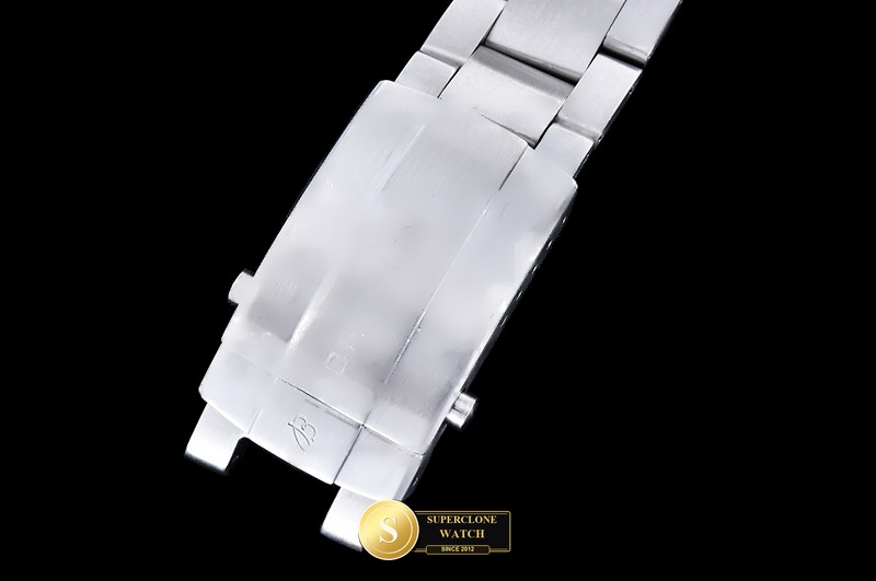Breitling Ref. BSW0546B OXF - On-Wrist Presence & Case Thickness View (Photo 13 of 22)