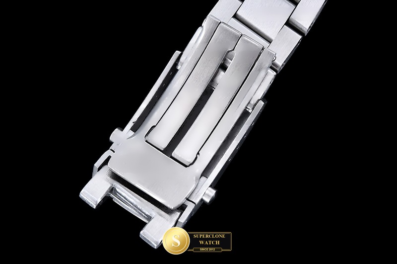 Breitling Ref. BSW0546B OXF - On-Wrist Presence & Case Thickness View (Photo 15 of 22)