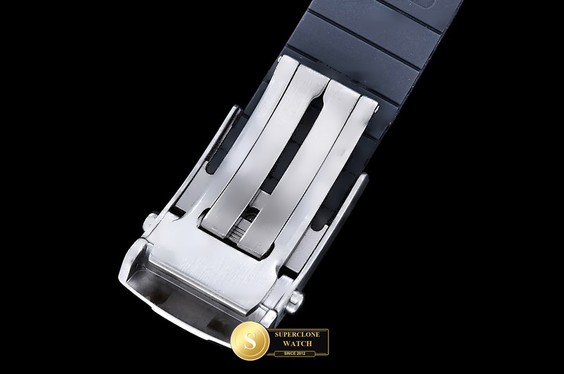 Breitling Ref. BSW0551D BLF - On-Wrist Presence & Case Thickness View (Photo 13 of 25)