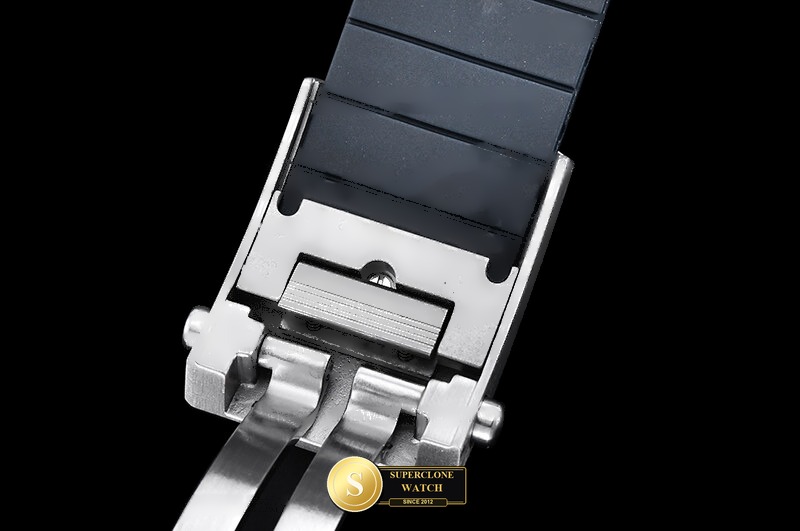 Breitling Ref. BSW0551D BLF - On-Wrist Presence & Case Thickness View (Photo 15 of 25)