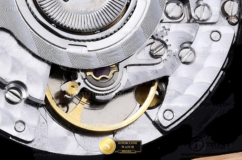 Cartier Ref. CAR0586C AF - On-Wrist Presence & Case Thickness View (Photo 21 of 26)