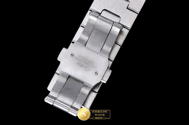 Cartier Ref. CAR0589C TWF - On-Wrist Presence & Case Thickness View (Photo 13 of 20)