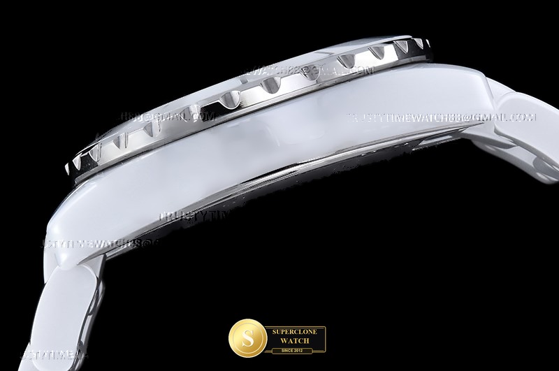 Chanel Ref. CHA025B HT - On-Wrist Presence & Case Thickness View (Photo 15 of 22)
