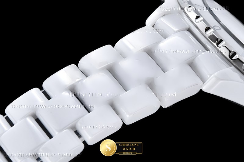 Chanel Ref. CHA025E HT - On-Wrist Presence & Case Thickness View (Photo 11 of 23)