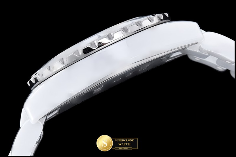 Chanel Ref. CHA025F HT - On-Wrist Presence & Case Thickness View (Photo 17 of 23)