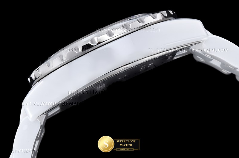 Chanel Ref. CHA025G HT - On-Wrist Presence & Case Thickness View (Photo 17 of 23)