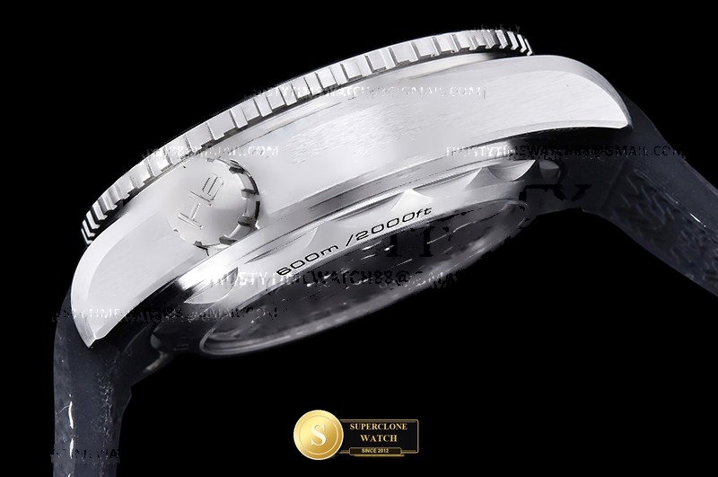 Omega Ref. OMG0860 VSF - On-Wrist Presence & Case Thickness View (Photo 15 of 29)