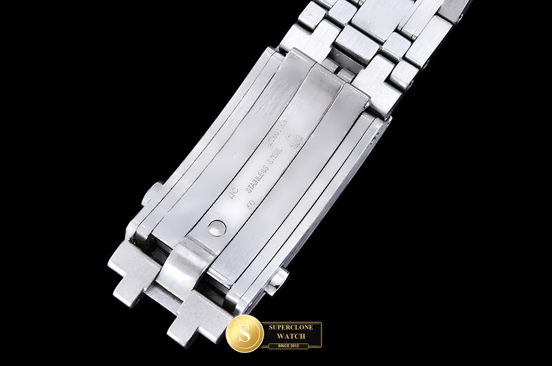 Omega Ref. OMG0905B N1F - On-Wrist Presence & Case Thickness View (Photo 17 of 32)