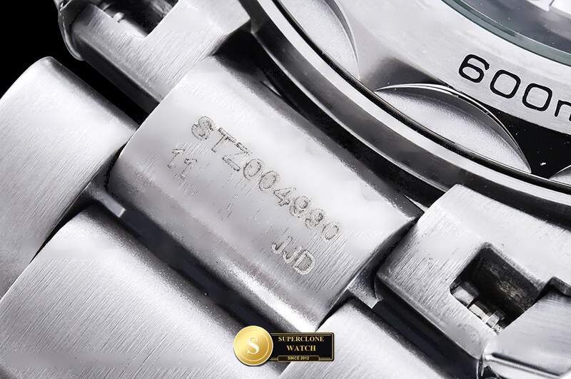 Omega Ref. OMG0922 VSF - On-Wrist Presence & Case Thickness View (Photo 17 of 29)