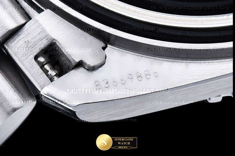 Omega Ref. OMG0922 VSF - On-Wrist Presence & Case Thickness View (Photo 23 of 29)