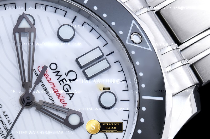 Omega Ref. OMG0938C ORF - Lateral Bezel & Sapphire Crystal Profile (Photo 6 of 37)
