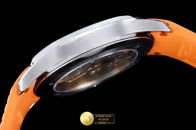 Patek Philippe Ref. 5167 DDF - Crown Guard & Dial Lume Verification (Photo 16 of 27)