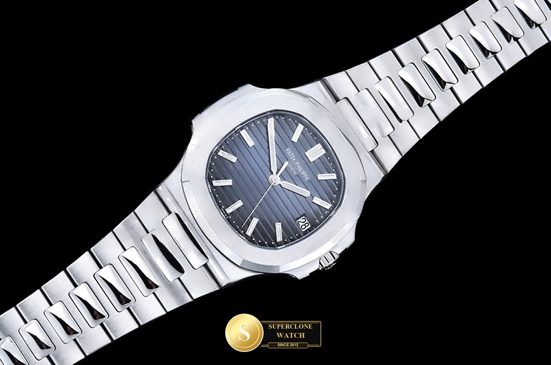 Patek Philippe Ref. 5711 VF - Lug-to-Lug & Rehaut Engraving View (Photo 5 of 29)