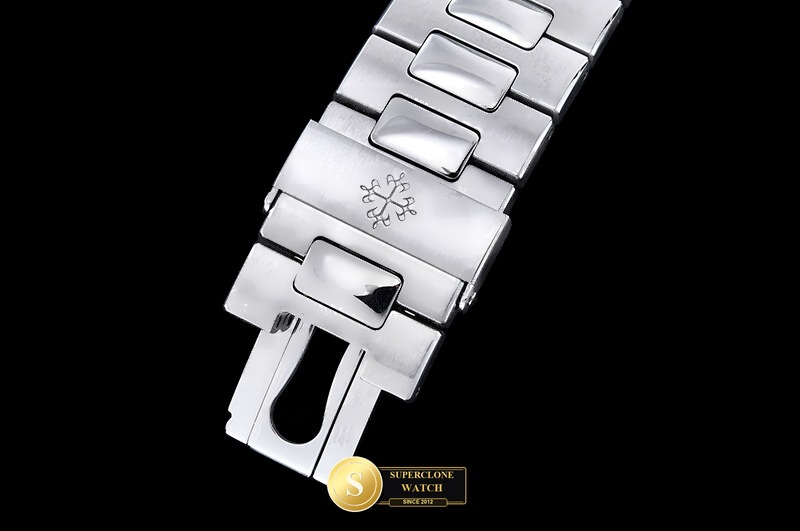 Patek Philippe Ref. 5711 DDF - On-Wrist Presence & Case Thickness View (Photo 11 of 27)